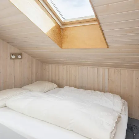 10 Person In Harbo Re Harboør