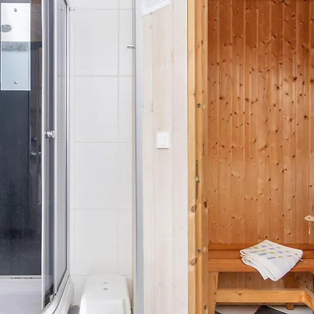 10 Person In Harboore-by Traum *