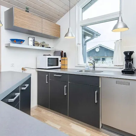 10 Person In Harboore-by Traum * Harboor