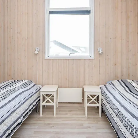 10 Person In Harboore-by Traum